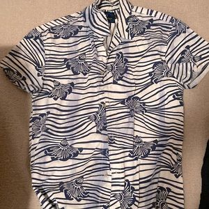 Men’s Hawaiian-esque button down shirt
